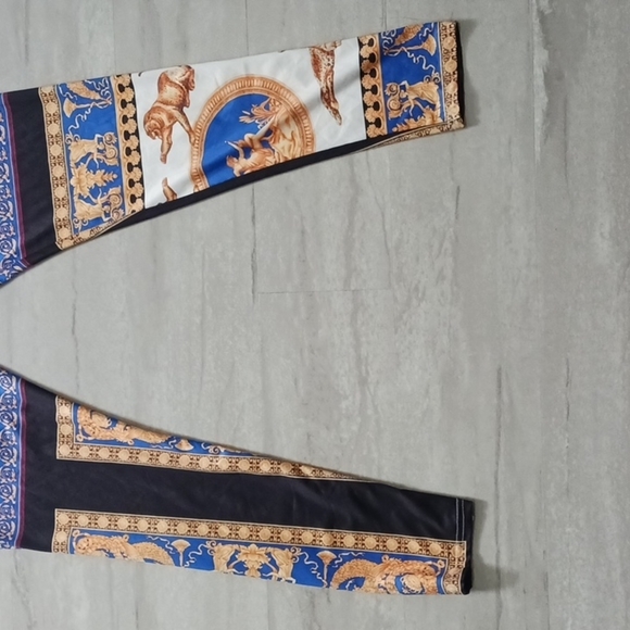 Women's Trendy Graphic Legging Size large. - Picture 5 of 13